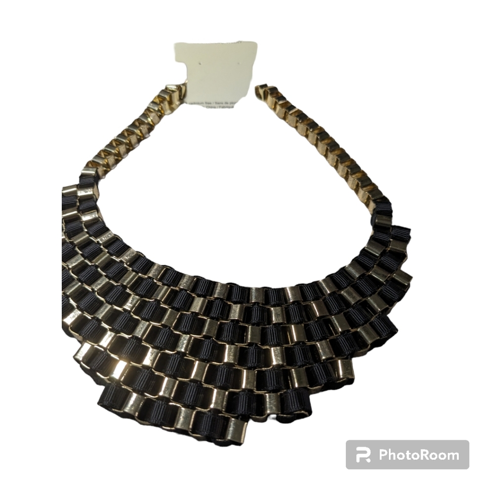 Bib Interlocking Necklace. Black and Gold. NWT - Picture 4 of 9